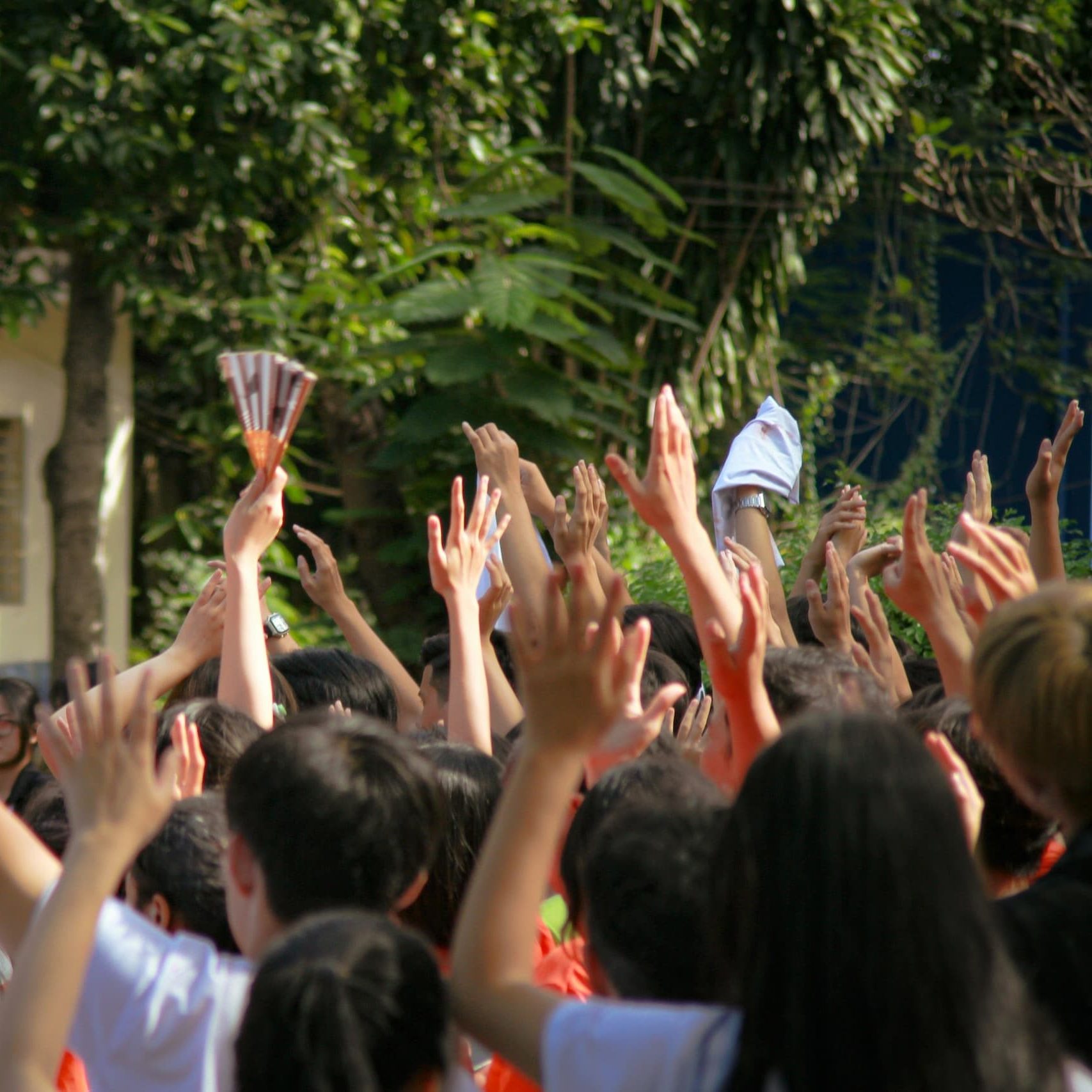 Più persone che festeggiano